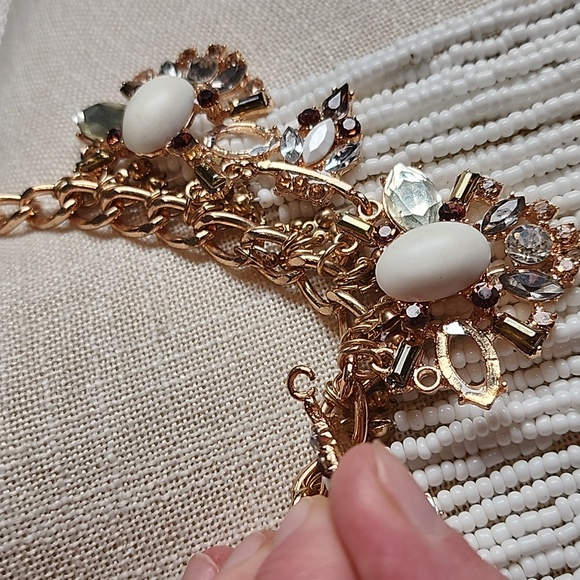 Large costume jeweled necklace, with many long beads and strand of gems. - Picture 4 of 5